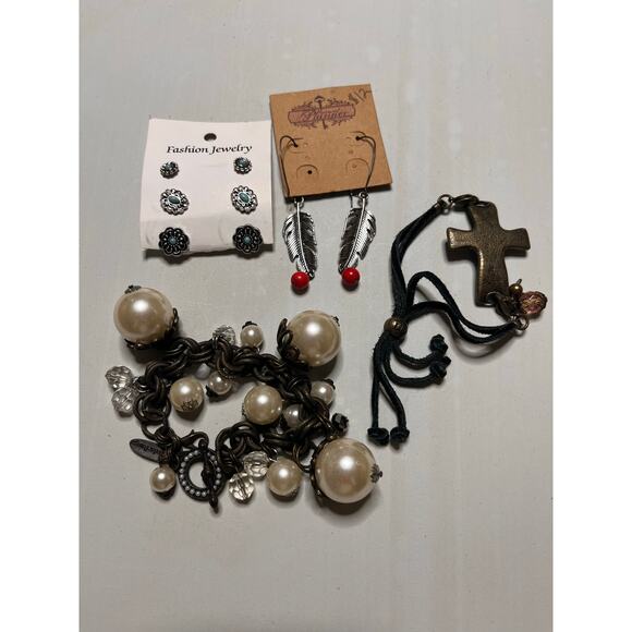 Assorted Jewelry - 2 bracelets and 4 pairs of earrings - Picture 1 of 5